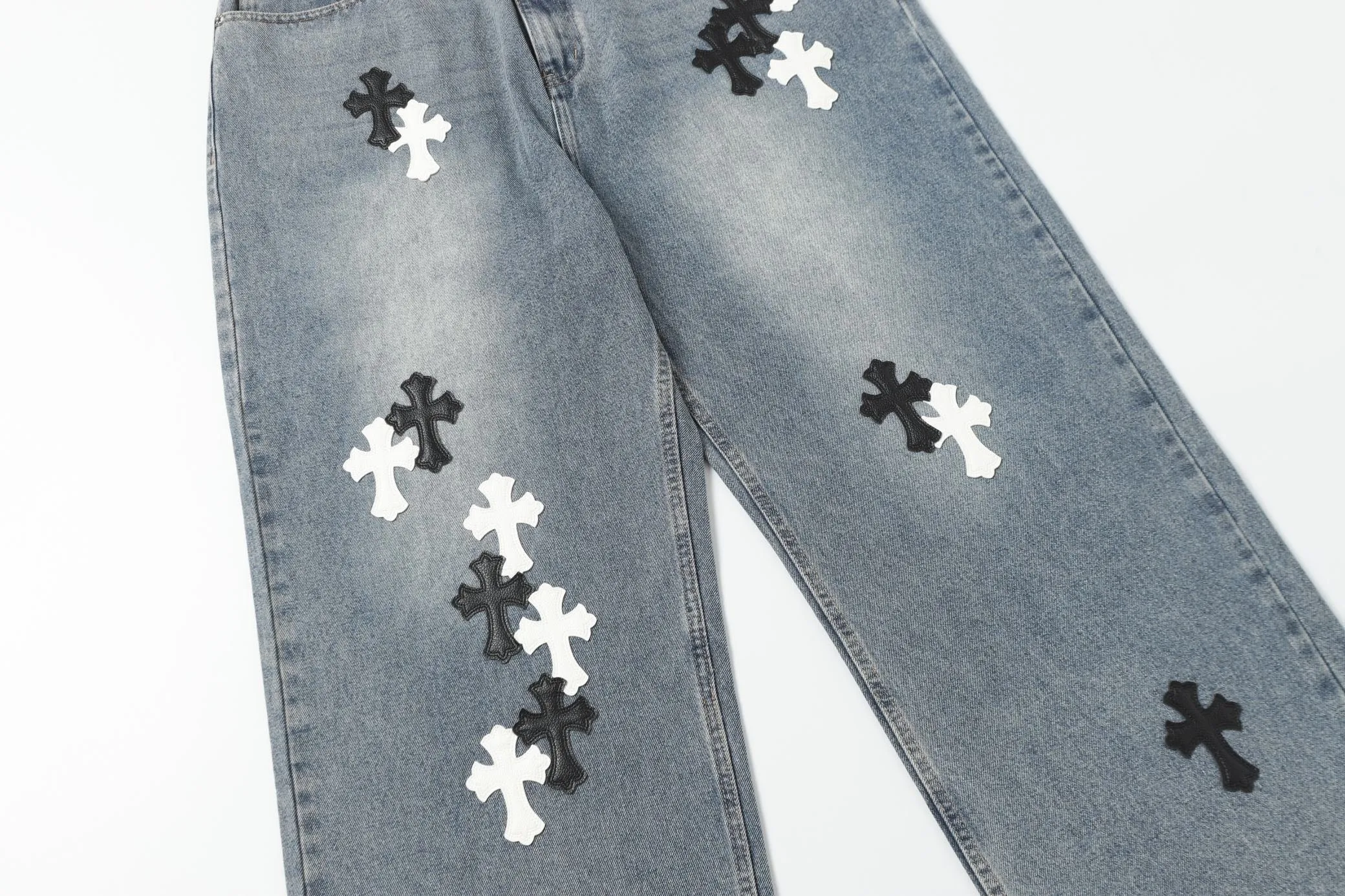 KE301 P270 The only correct leather label version on the market Chrome Hearts CH Heavy-duty washed distressed wide-leg jeans Top ceiling quality 100% correct version The correct version is here!  Believe me this must be the best quality you will ever come across! ! Excellent value for money! !  Styles with different washes and textures are very friendly to people with thin legs and thick legs. The straight version is very flattering to the shape of the legs. The moderate length is timeless and easy to match. It is the basis of various styles and a must-have in the wardrobe! ! Add a little stacking to make the atmosphere easy to control. The fabric is stiff but the upper body is soft without losing texture. The sides and cuffs of some styles have a bone-wash effect. It’s really hard not to love it!  ✅Correctly customize the Croxin metal leather label on the back panel. It is definitely not sold directly with the cross on the finished jeans. 1:1 copying strives for excellence and the details are perfectly grasped. ✅The cross leather label is clear and smooth. Exquisite turning top craftsmanship. ✅Buttons, zippers and hardware are all customized versions of the Croxin LOGO. ✅High-cost washing process. Size: 28 30 32 34 36